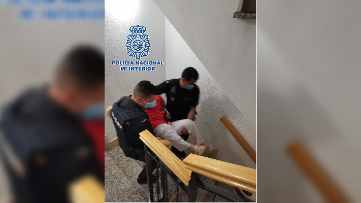 Imagen difundida por la Policía Nacional que muestra el auxilio a una de las ancianas.