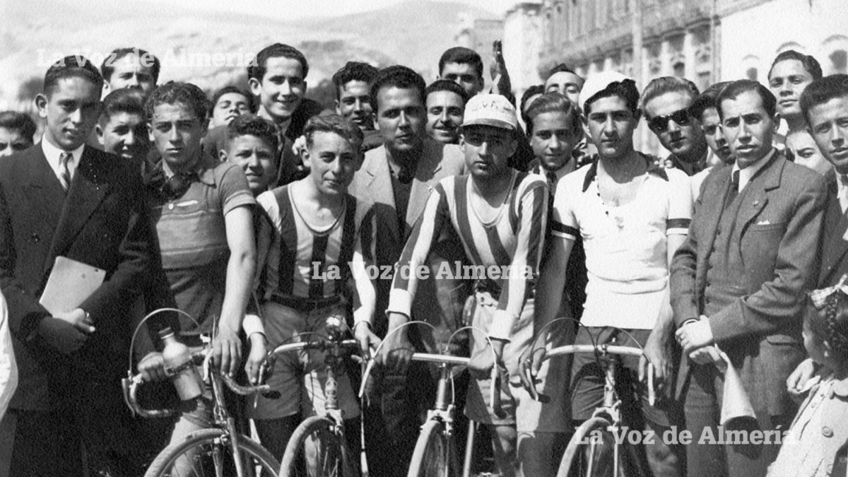 Jaime Díaz con maillot de franjas horizontales (a la izquierda), en una carrera en el Parque. Con traje (a la derecha), Francisco Saiz Sanz.