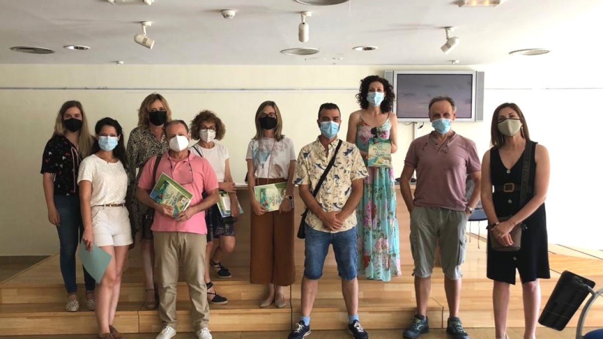 Fotografía de familia durante la presentación de la iniciativa.