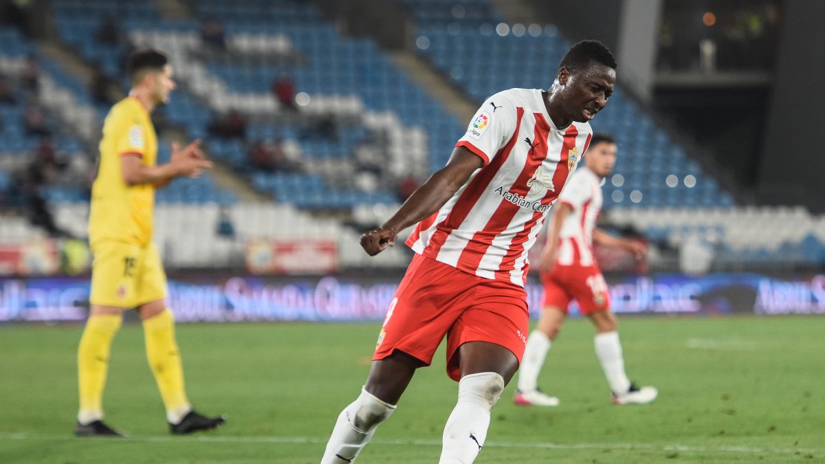 Umar Sadiq no saldrá del Almería por menos de 20 millones.