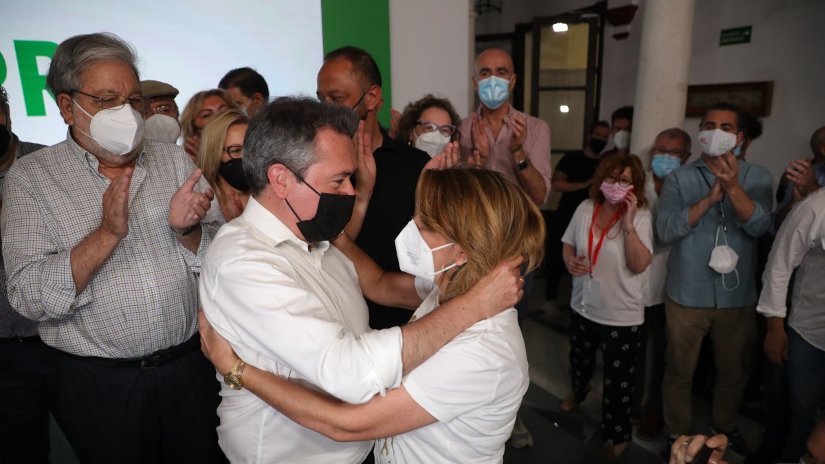 Abrazo de Espadas y Díaz, anoche.