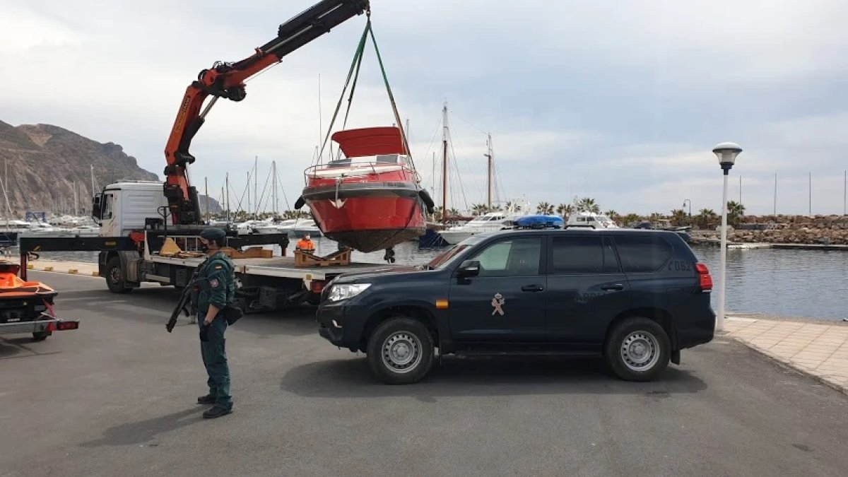 Retirada de una embarcación en abril