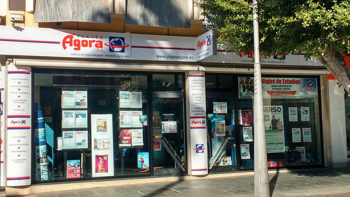 Una agencia de viajes en el centro de Almería.