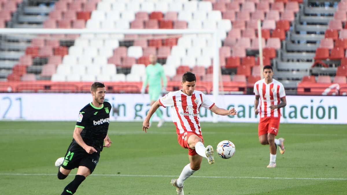 Rubén Pérez en el Almería-Leganés presionando a Robertone.