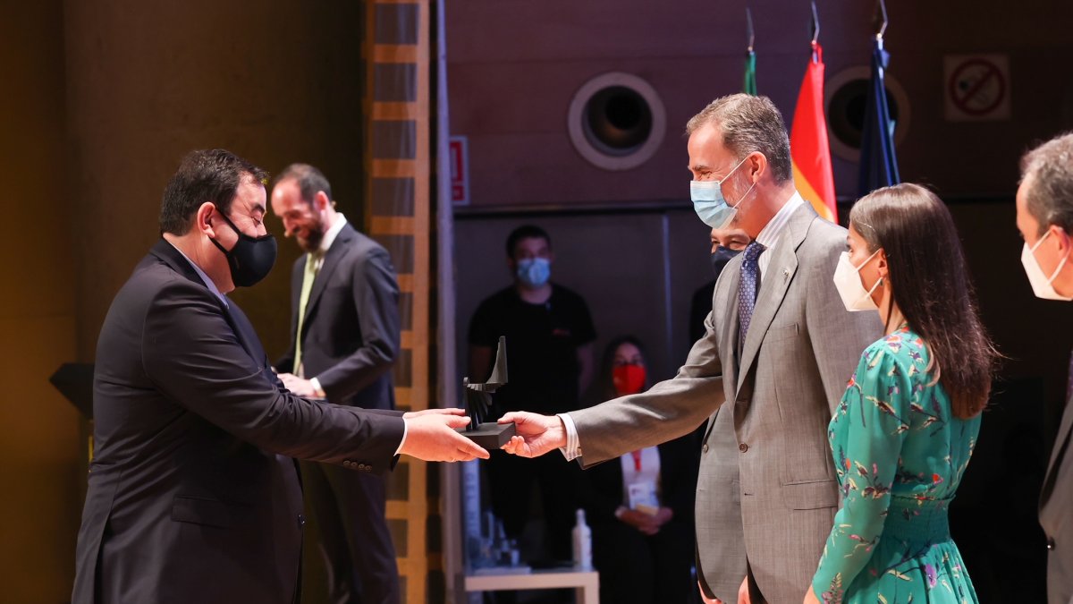 Pedro Peleato, CEO de Seipasa, recoge el Premio Nacional de Innovación de manos de los reyes.