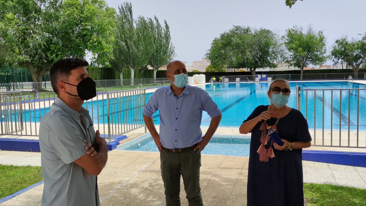 Autoridades municipales en la piscina exterior.