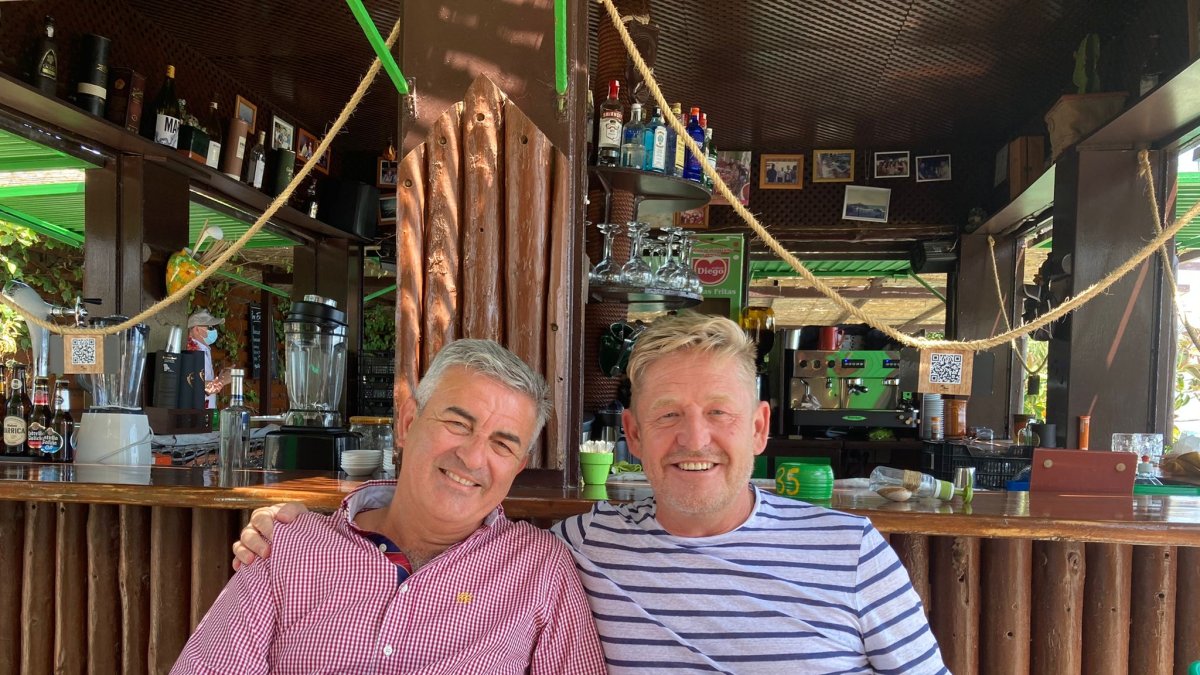 Wayne Griffiths junto a su amigo Pedro Asensio en el Kontiki de Mojácar.