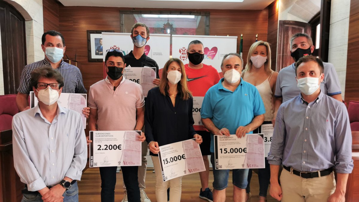 Representantes de asociaciones deportivas con los ediles.