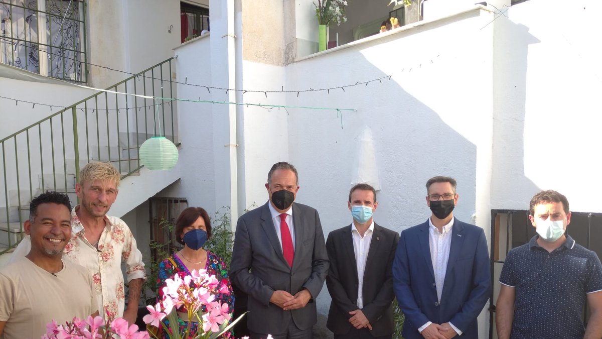 Autoridades municipales y gerentes del hostal.