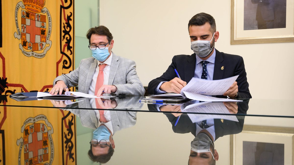 Momento de la firma contrato de la mejora de la señalización