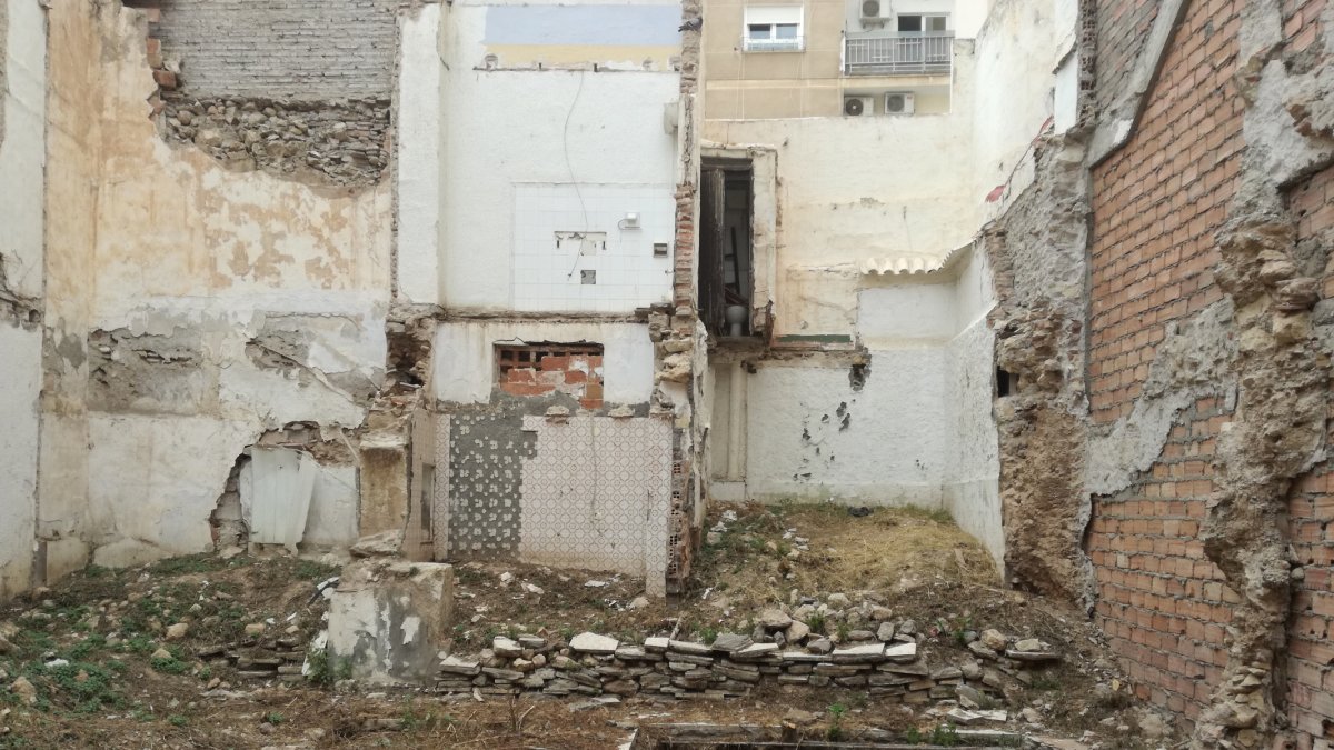 Al fondo, en alto, la pequeña caseta que alberga un váter de altura