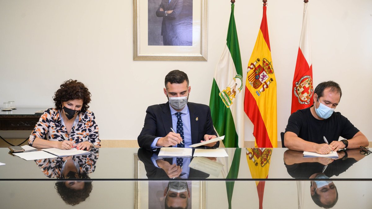 El alcalde firmando el acuerdo con La Caixa e Innova
