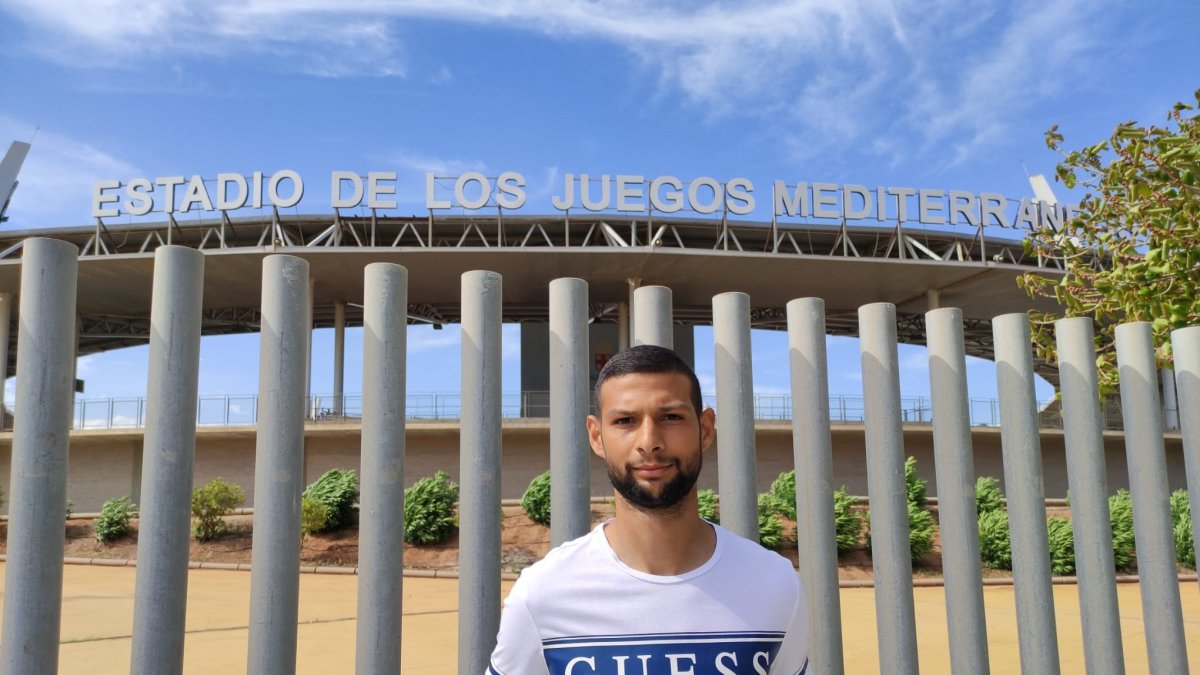 El almeriense posa para LA VOZ en los exteriores del Mediteráneo.