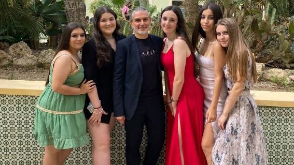 Paco Reina, junto a algunas de sus alumnas.