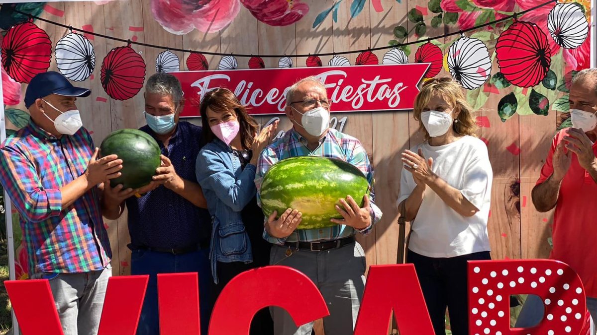 La \'Sandía Vicaria\' de 23 kilos, sostenida por el alcalde.