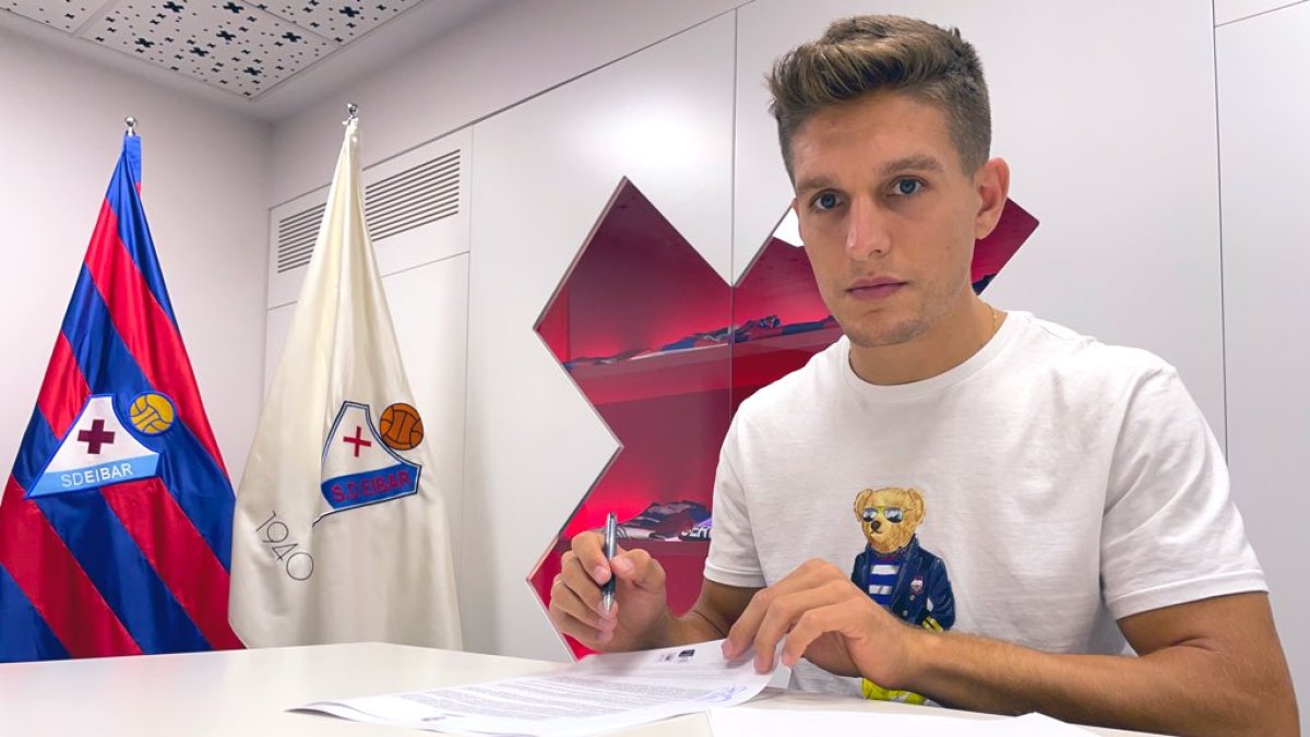 José Corpas firmando su nuevo contrato hasta junio de 2024.