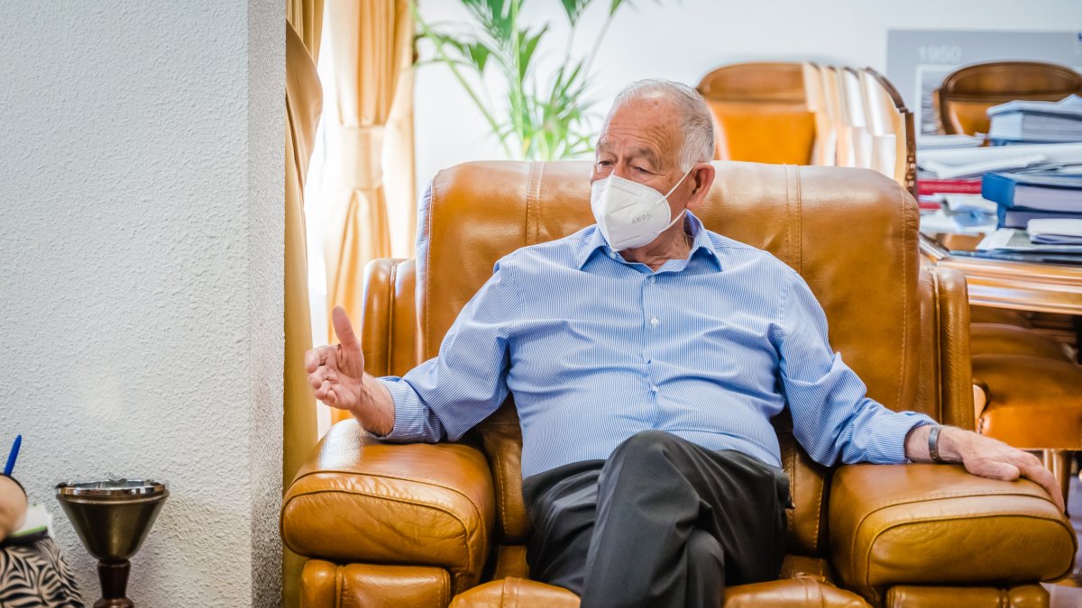 Gabriel Amat, en la alcaldía de Roquetas, durante esta entrevista