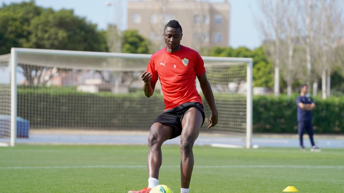 Umar Sadiq está de vacaciones esperando noticias sobre su futuro.