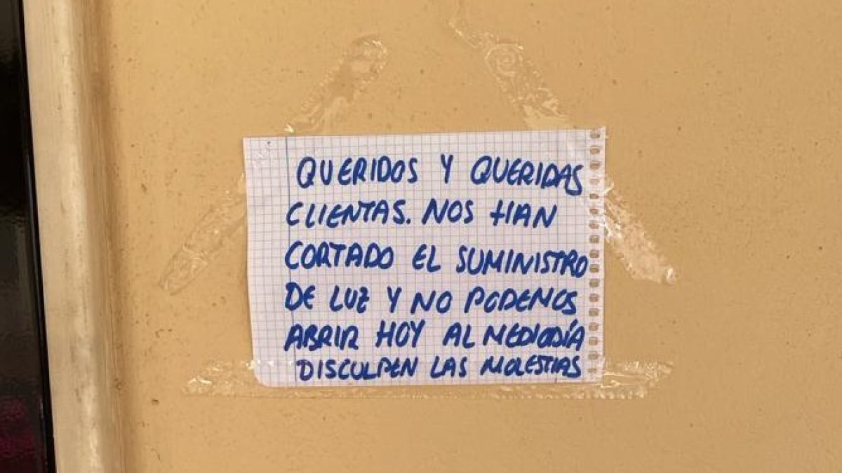 Un comercio del barrio ha tenido que cerrar por el corte de luz.
