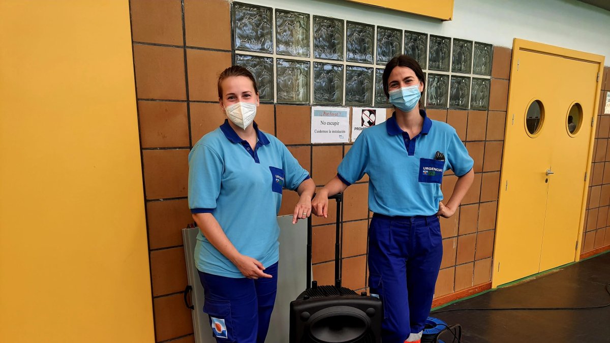 Lidia (i.), con su inseparable altavoz y una compañera sanitaria.