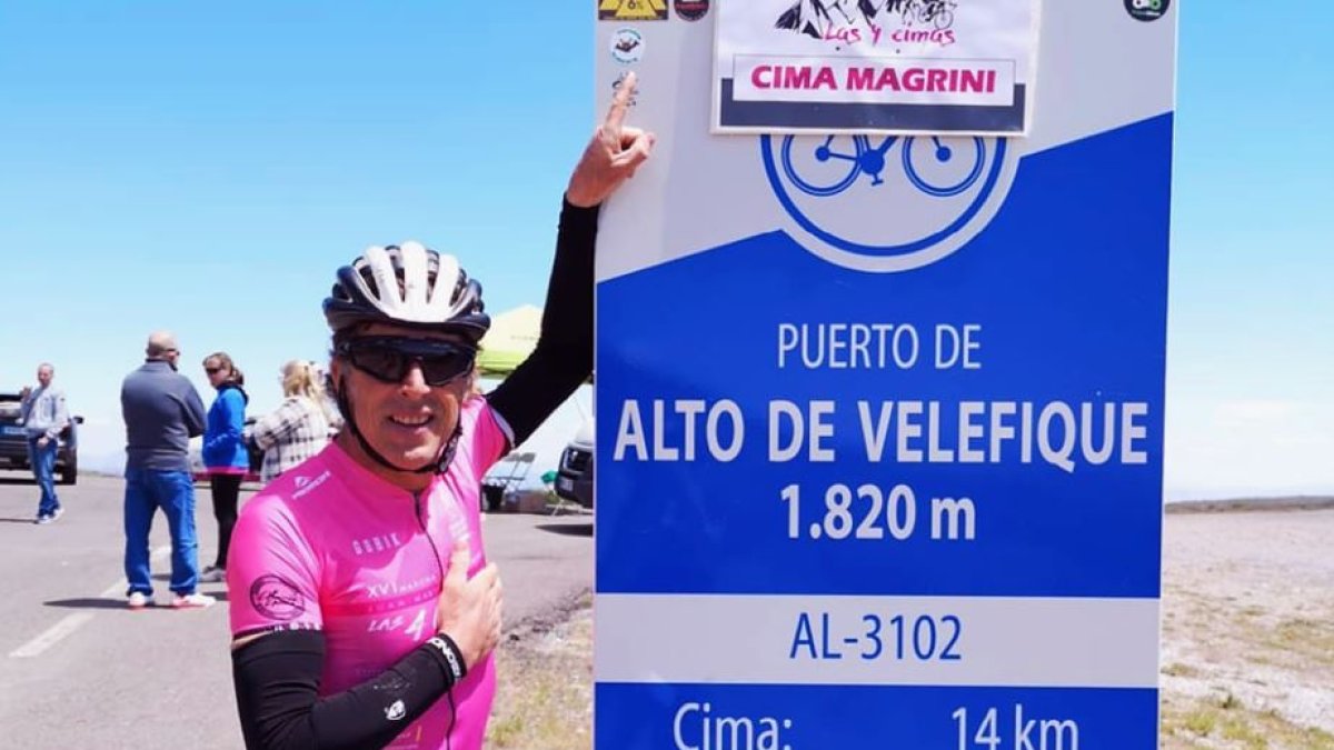 Perico Delgado muestra una de las cimas de la carrera.