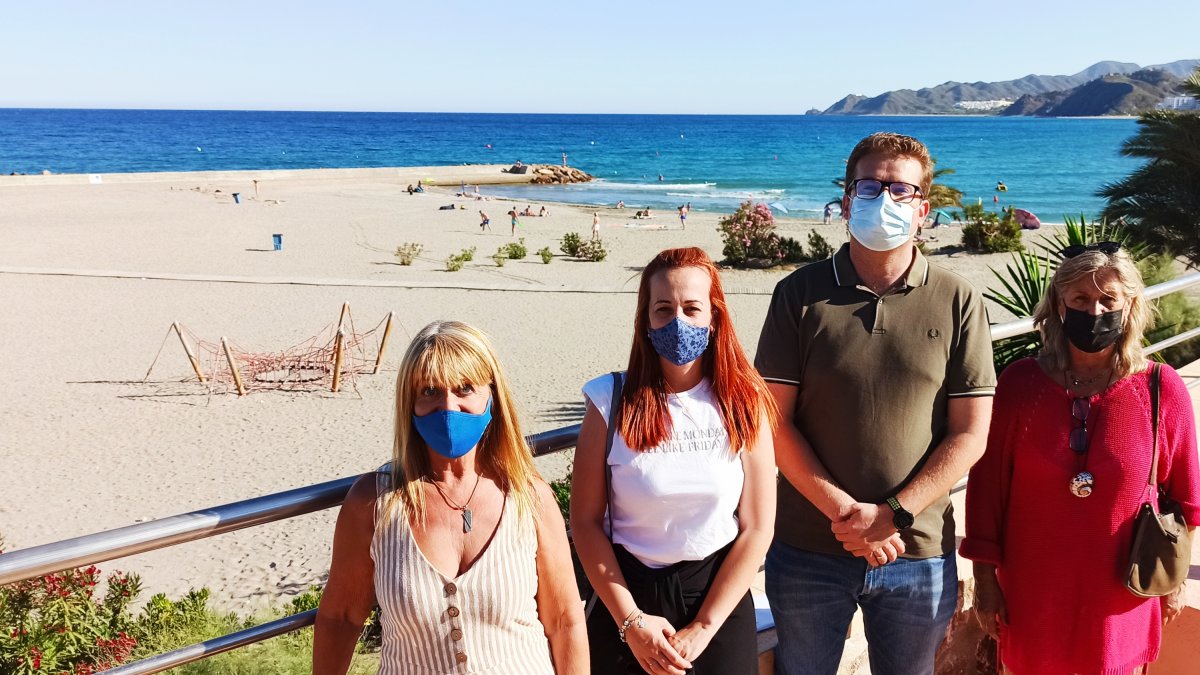 Concejales socialistas en la playa de Mojácar.