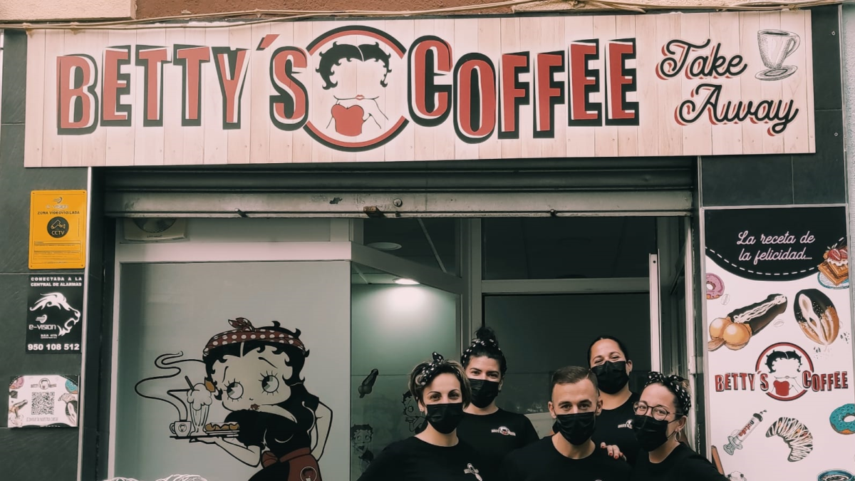 El equipo junto a la puerta de su nuevo local ‘Take Away’.