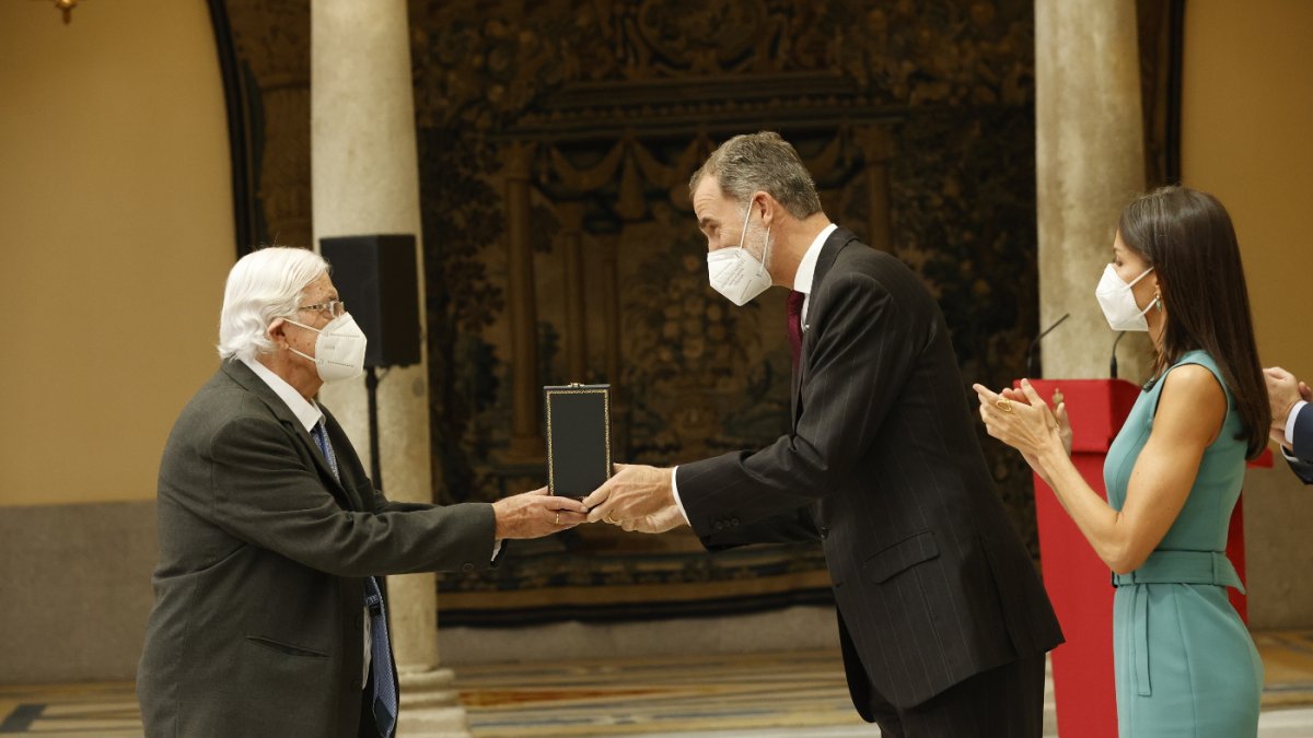 Pérez-Siquier recibe la Medalla de Oro al Mérito en las Bellas Artes de manos de Felipe VI