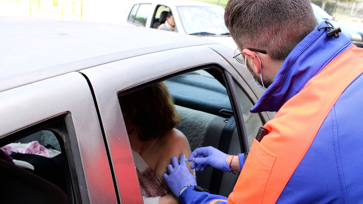 Una mujer es vacunada en el \'vacunauto\' del Palacio de los Juegos Mediterráneos.