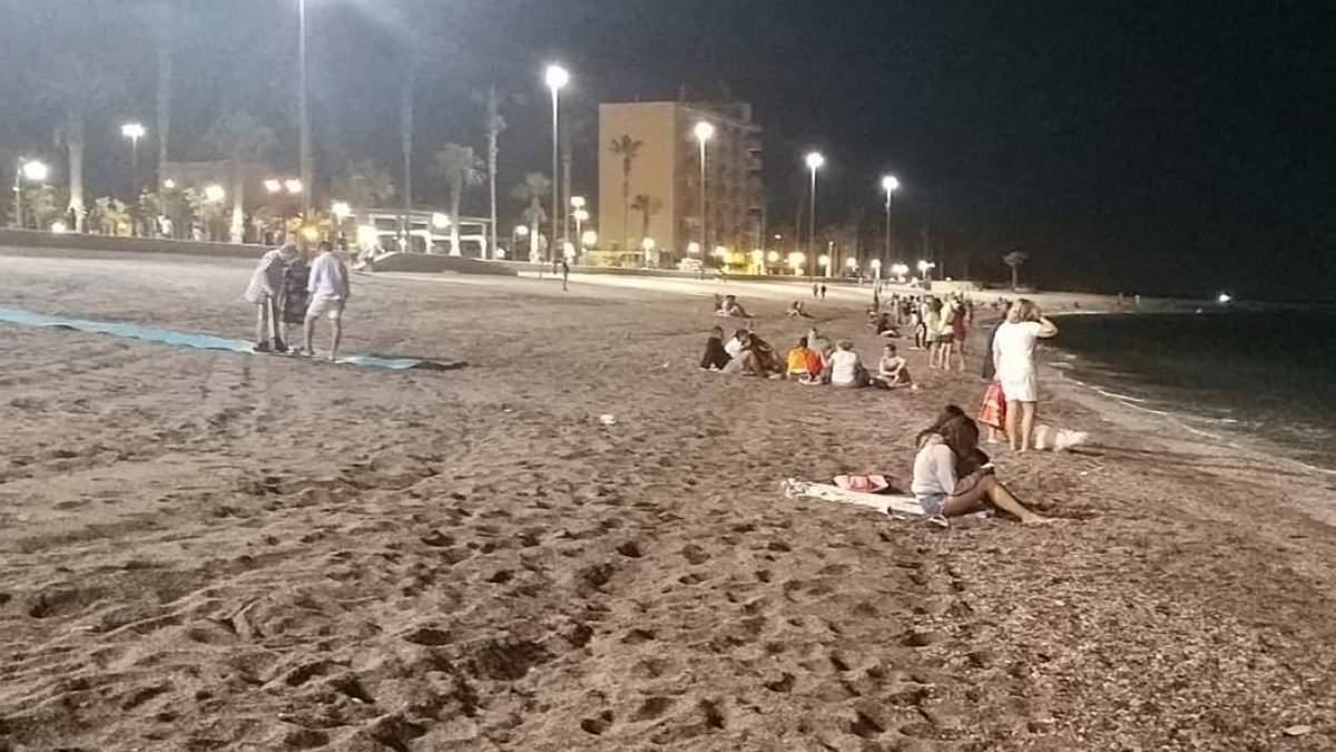 Imagen de la playa en la noche de San Juan.