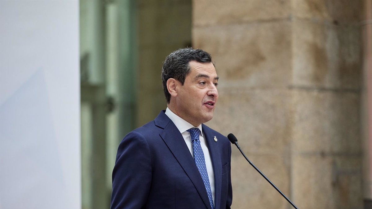 Juanma Moreno anuncia que son casi 500 jóvenes en cuarentena.