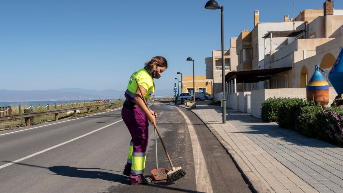 Una operaria de limpieza en Cabo de Gata.