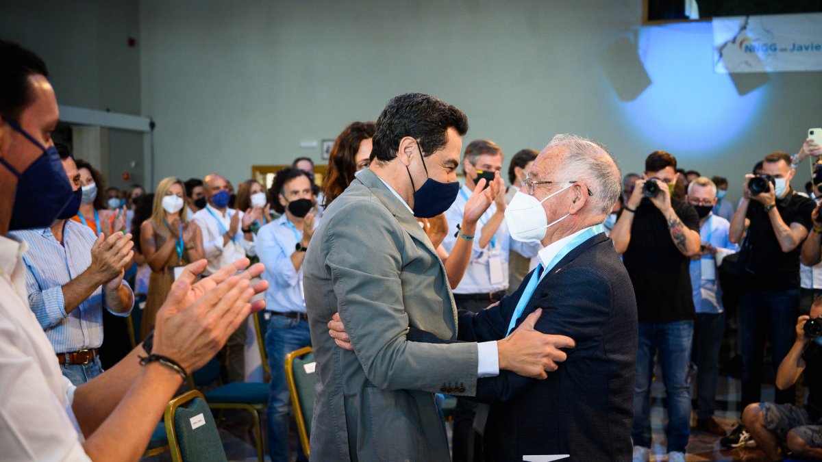 Juanma Moreno y Gabriel Amat se saludan durante el congreso.