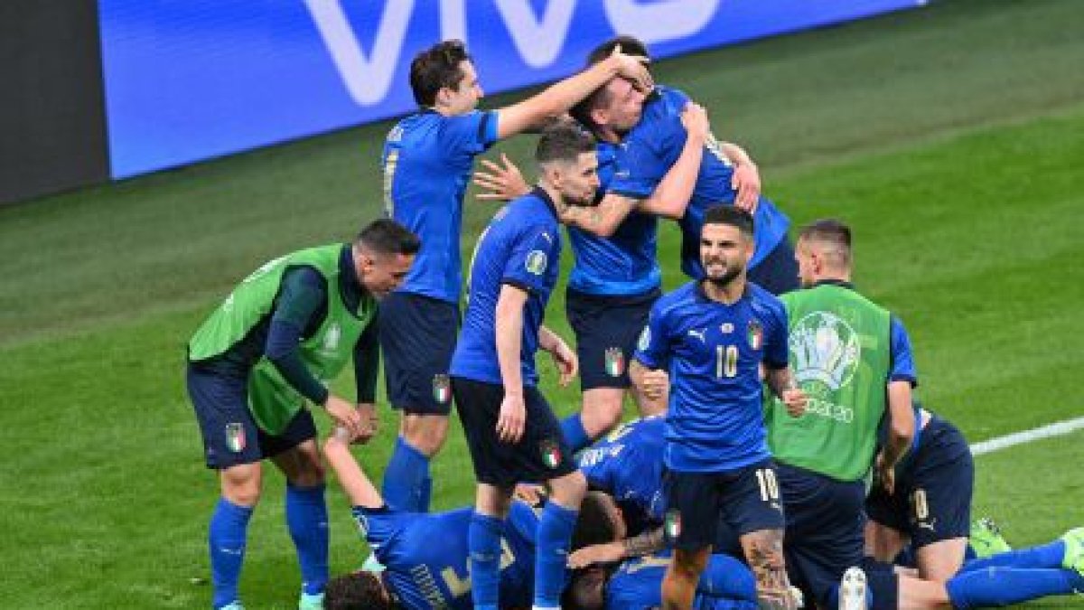 Los jugadores de Italia celebran la clasificación.