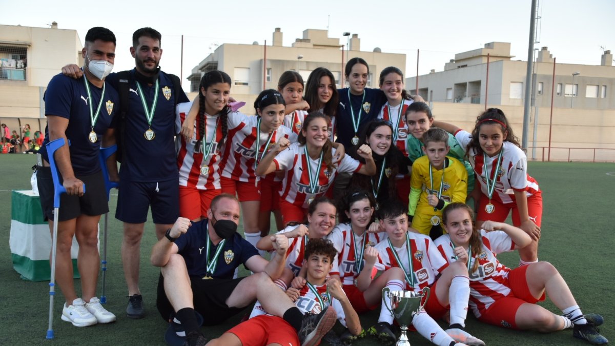 Las campeonas de Almería celebrando el triunfo.