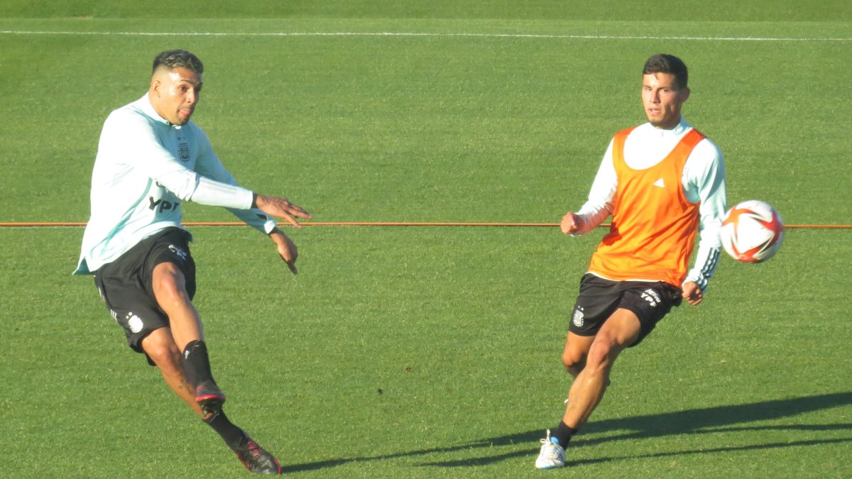 Lucas Robertone (derecha), en el entrenamiento de Argentina Sub-23.