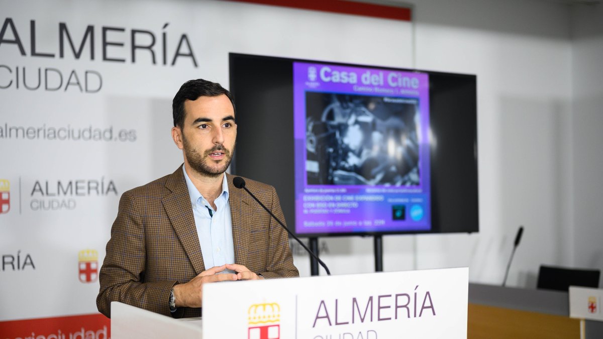 Carlos Sánchez en la presentación de las actividades en la casa del Cine