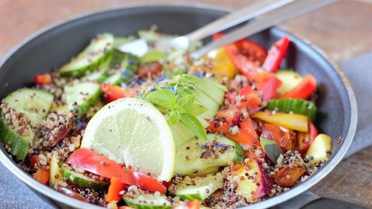 Refrescante ensalada de quinoa, calabaza asada y granada.