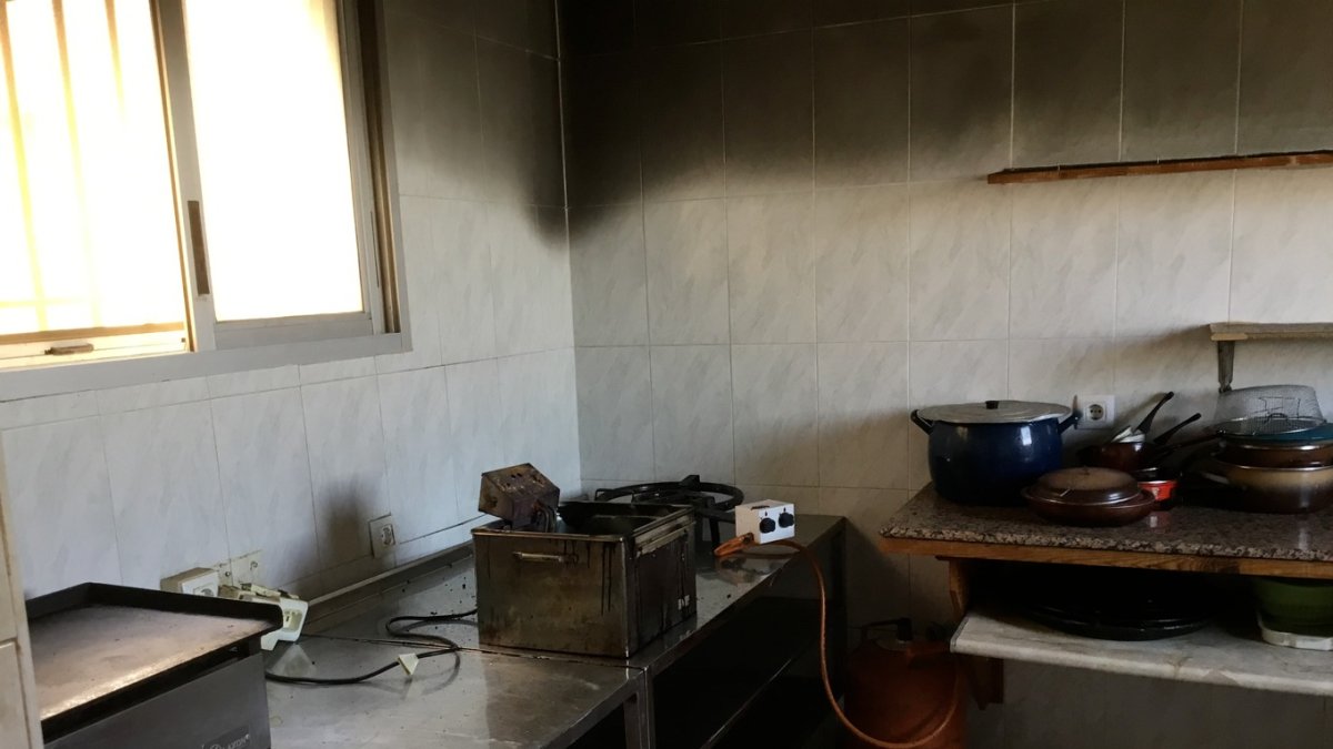 Estado de la cocina donde se ha originado el incendio.