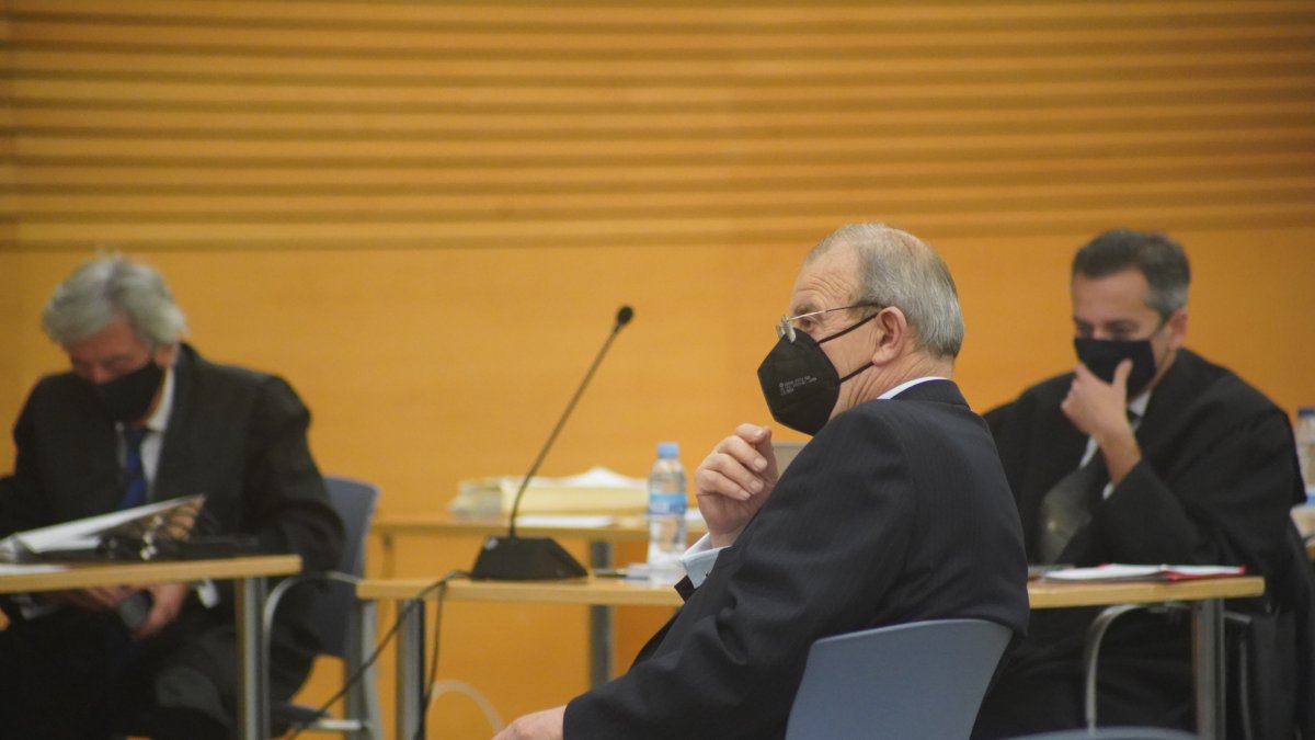 Enciso con los abogados Francisco y Miguel Ángel Torres al fondo