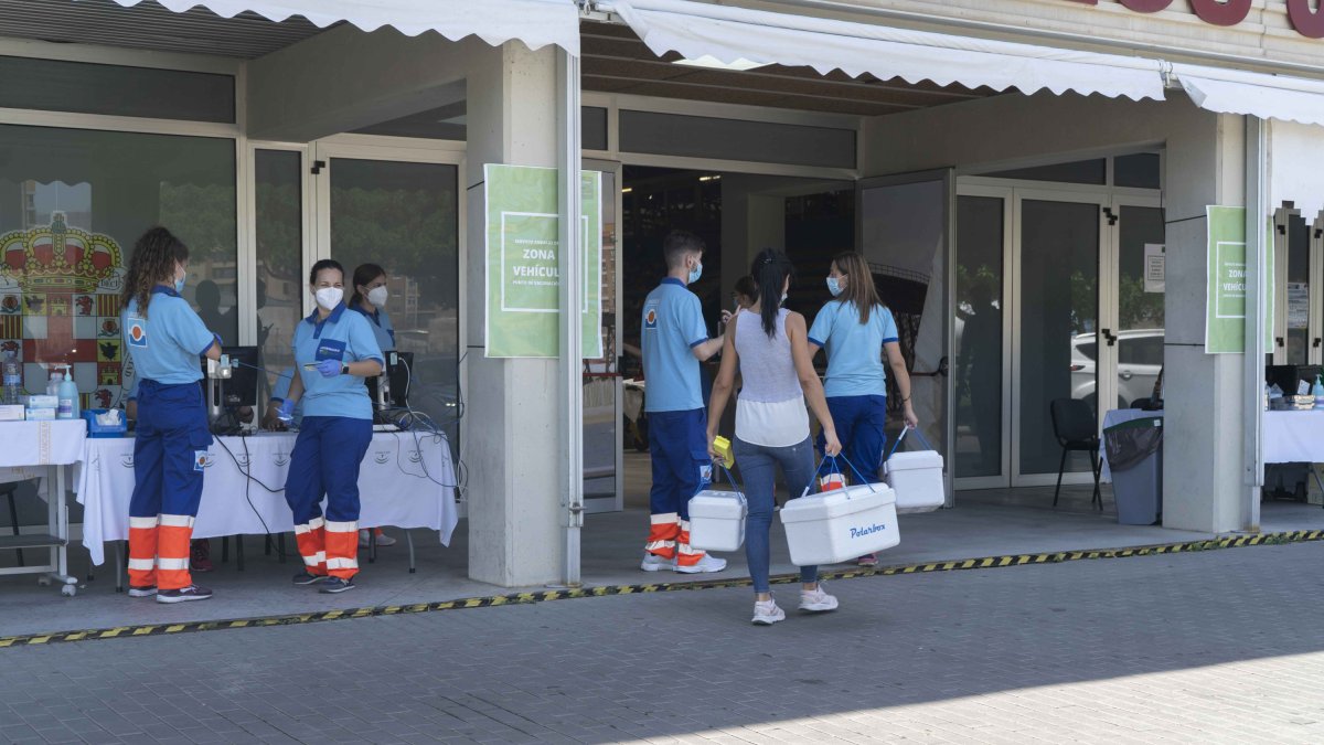 Llegada de vacunas al Palacio de los Juegos.