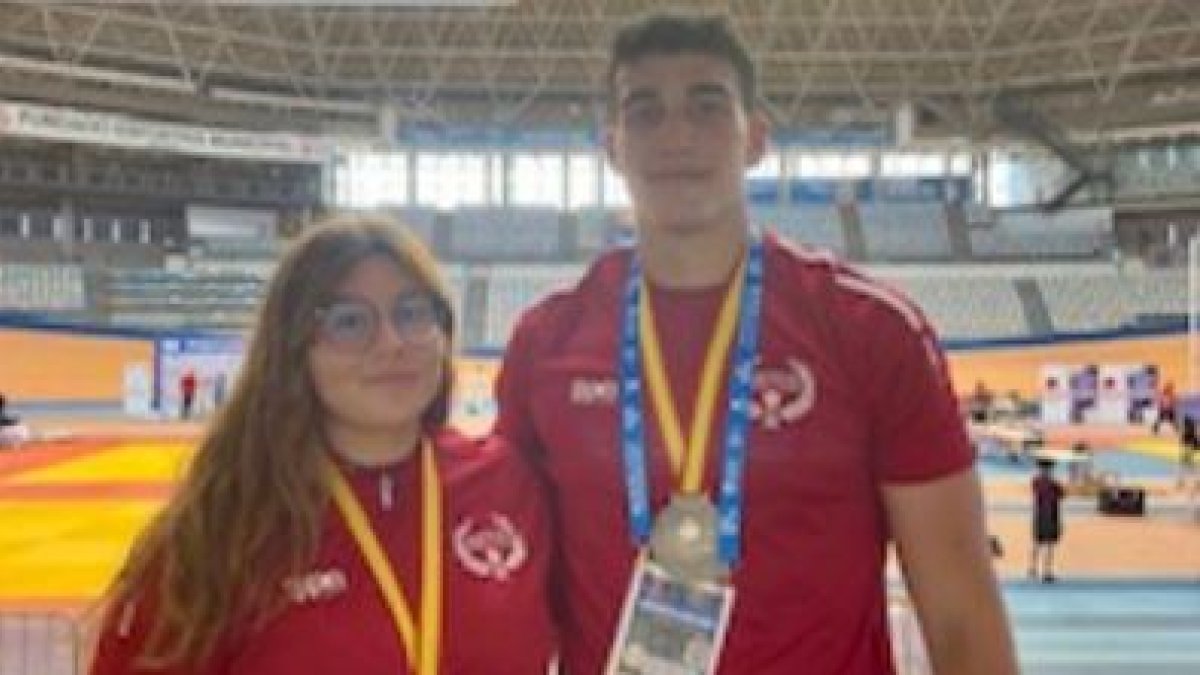 Los almerienses luciendo sus medallas.