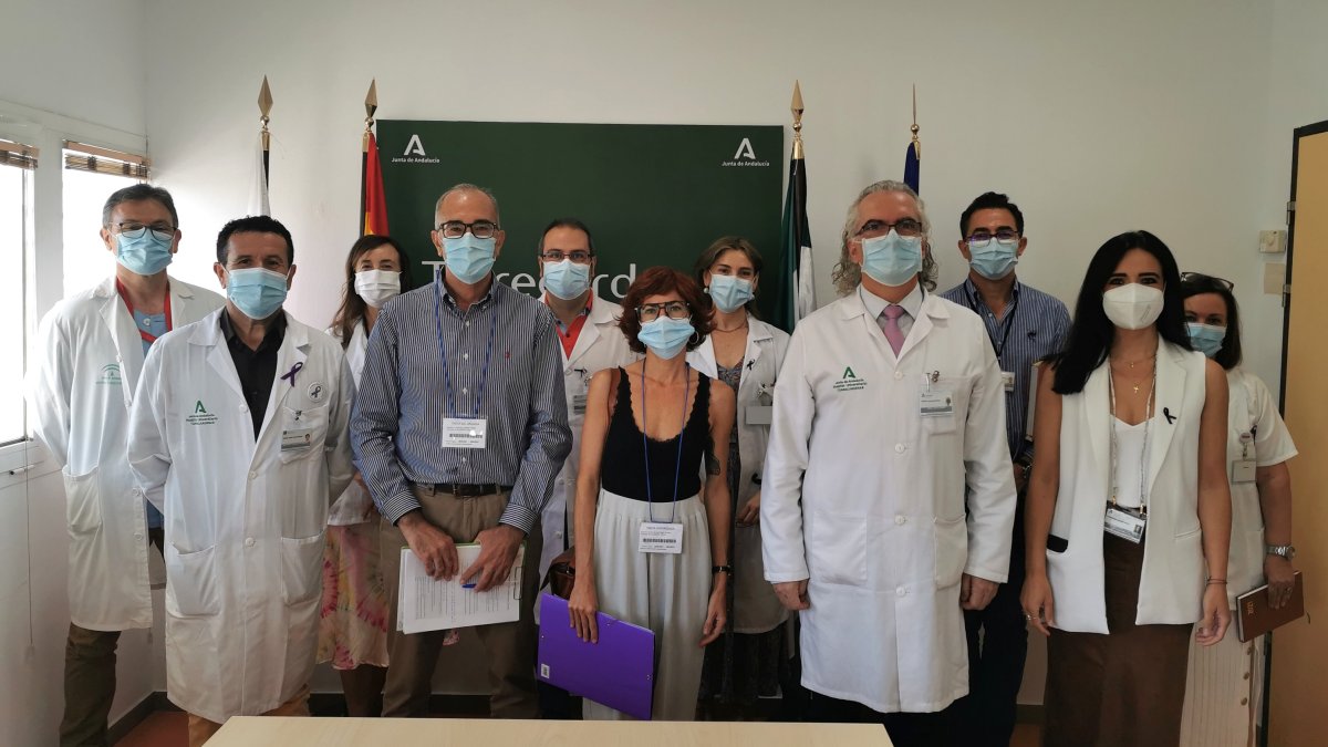 Responsables del hospital con los evaluadores.