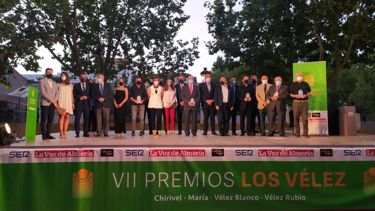 Foto de familia de los premiados, los organizadores de la gala y representantes institucionales.