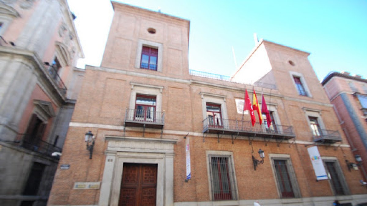 Fachada principal y acceso al Palacio de Cañete en la calle Mayor de Madrid