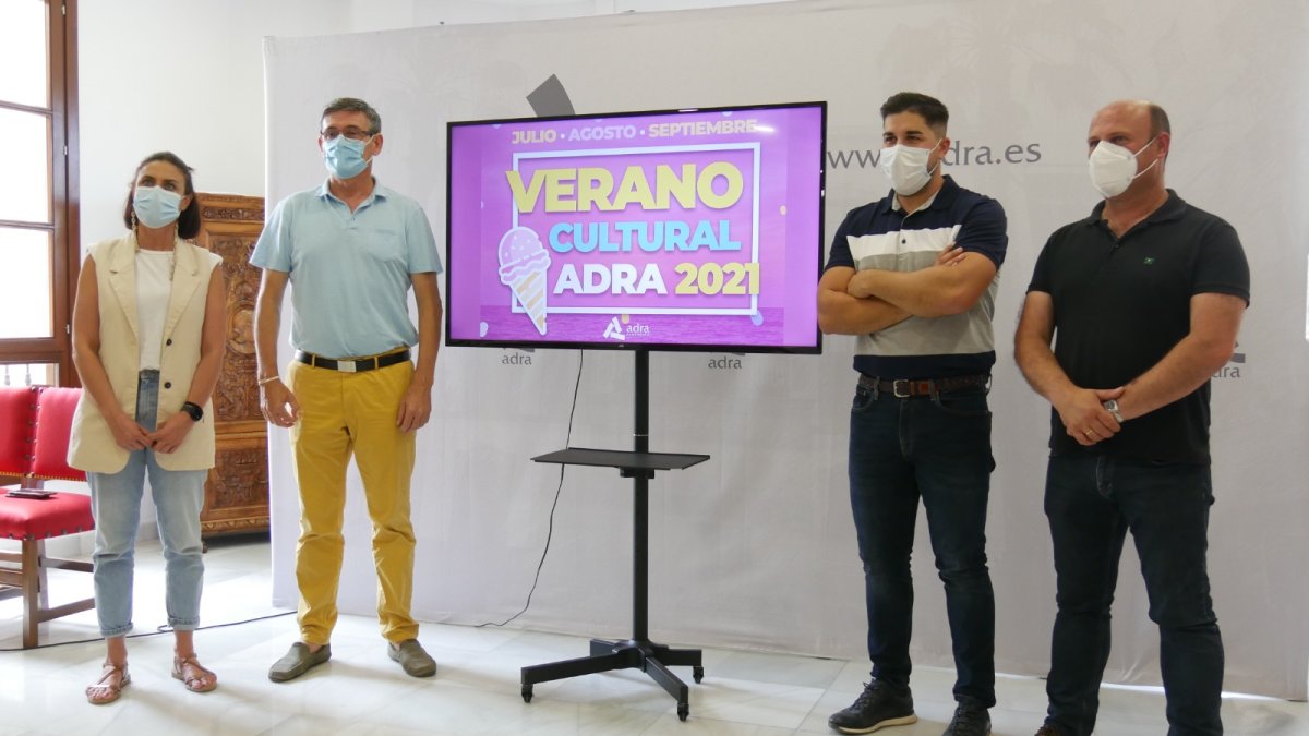 El alcalde y los concejales durante la presentación.