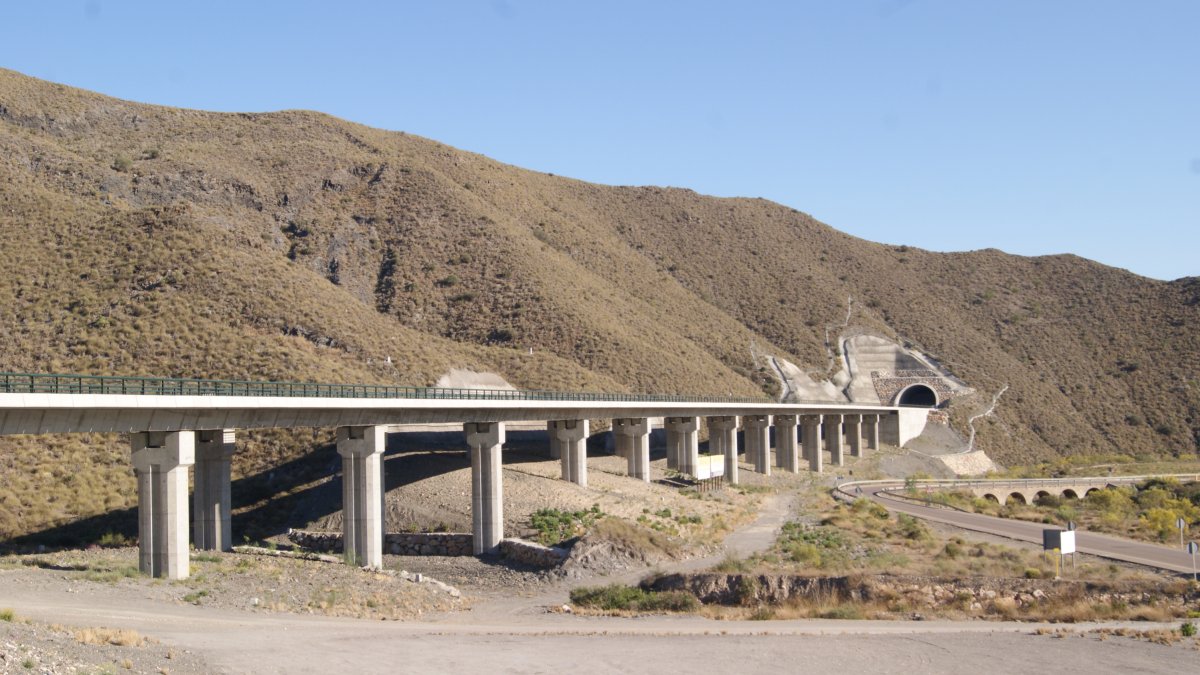 Puente y túnel de Gafarillos, sin ninguna vida.