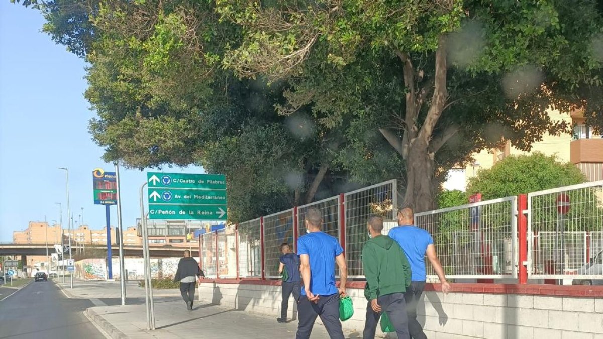 Un grupo de inmigrantes camina por Sierra Alhamilla tras salir del Puerto de Almería.