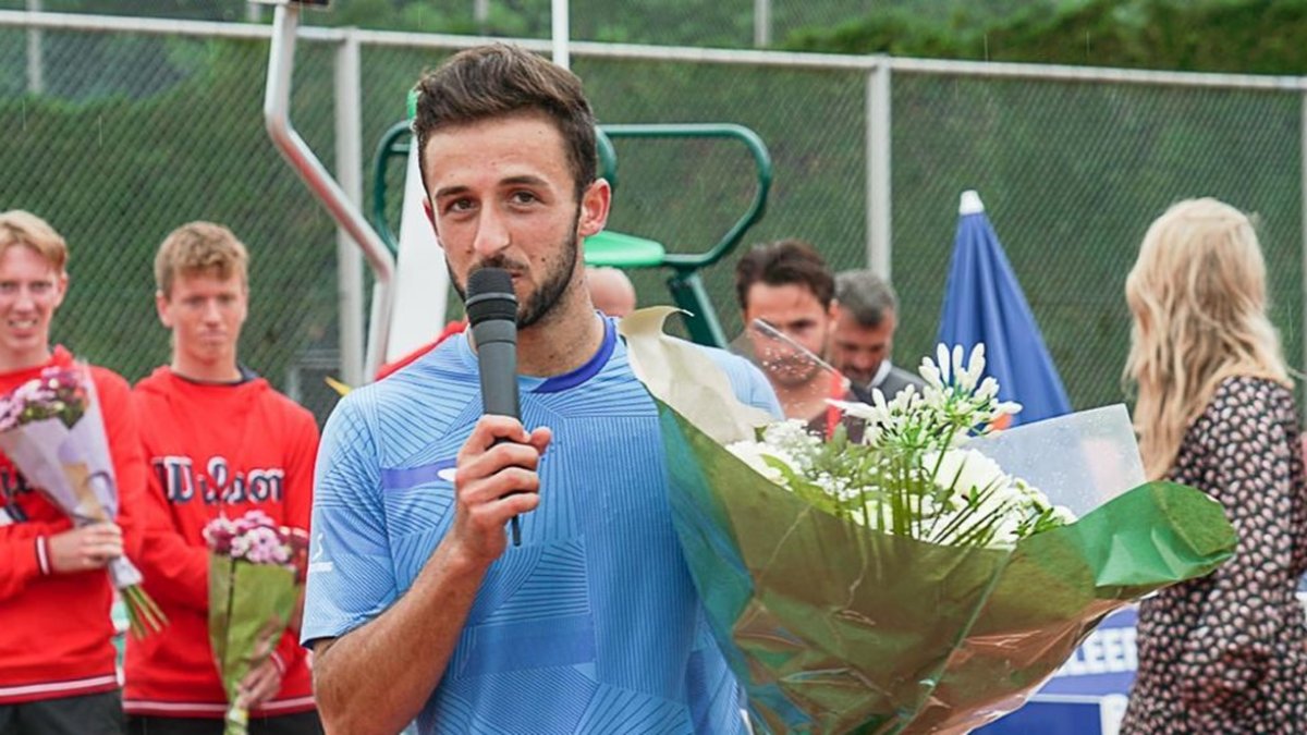 Javi Barranco hablando a la afición tras su victoria.