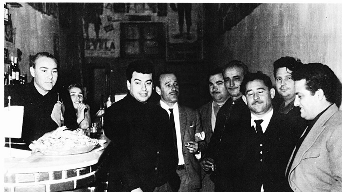 Tico Medina en primero plano, con unos amigos en el Café Puerto Rico de Almería.